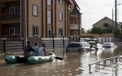 Після масштабної повені в Сочі місцеві мешканці почали ловити рибу в затоплених дворах