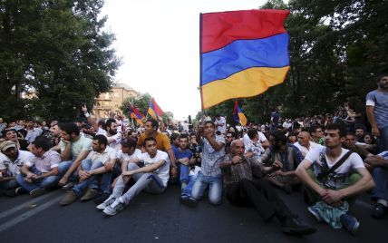 ЭлектроМайдан в Ереване: у протестующих обнаружили холодное оружие