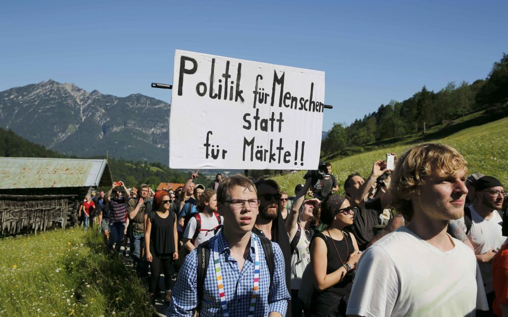 Люди митингуют против саммита / © Reuters