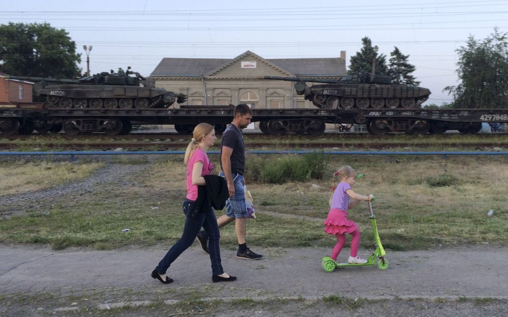 Тяжелую технику завезли по железной дороге / © Reuters