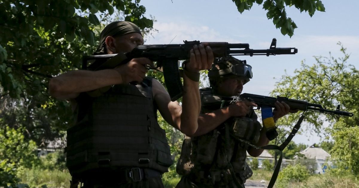 Украинские военные отбивают атаки боевиков.