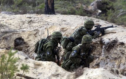 Военные на базах НАТО в Прибалтике и Польше жалуются на взлом смартфонов: подозревают Россию 