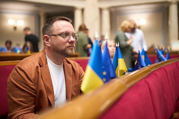 В "Слуге народа" заявили, что выехавшие за границу "уже политически не украинцы"