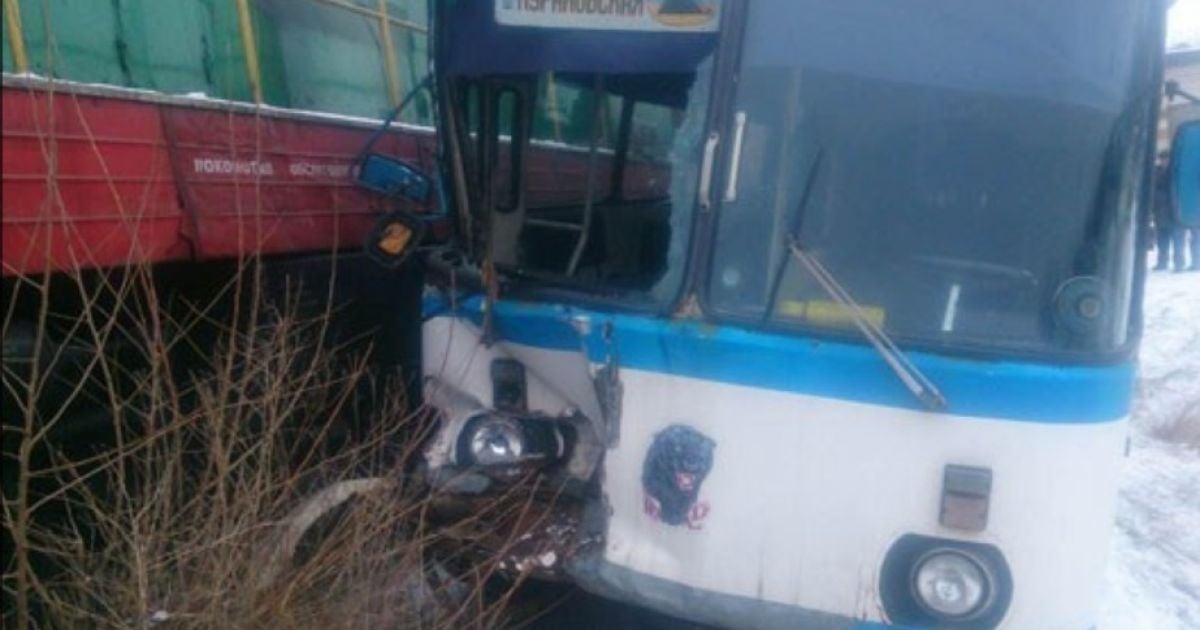 На Донетчине тепловоз протаранил автобус