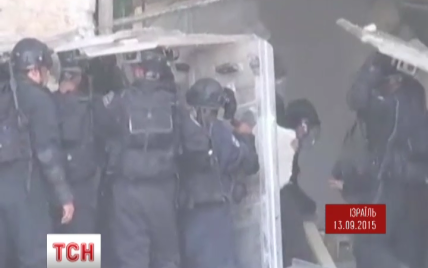 В Иерусалиме третий день продолжаются столкновения между полицией и палестинцами