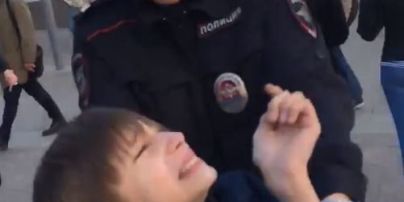 Тащили за шиворот и толкались. В Сети опубликовали полное видео задержания мальчика в Москве