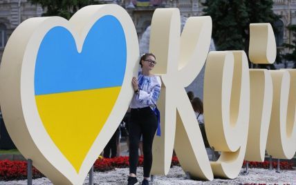 Мегамарш у вишиванках, концерти та привітання: як Київ святкує День міста