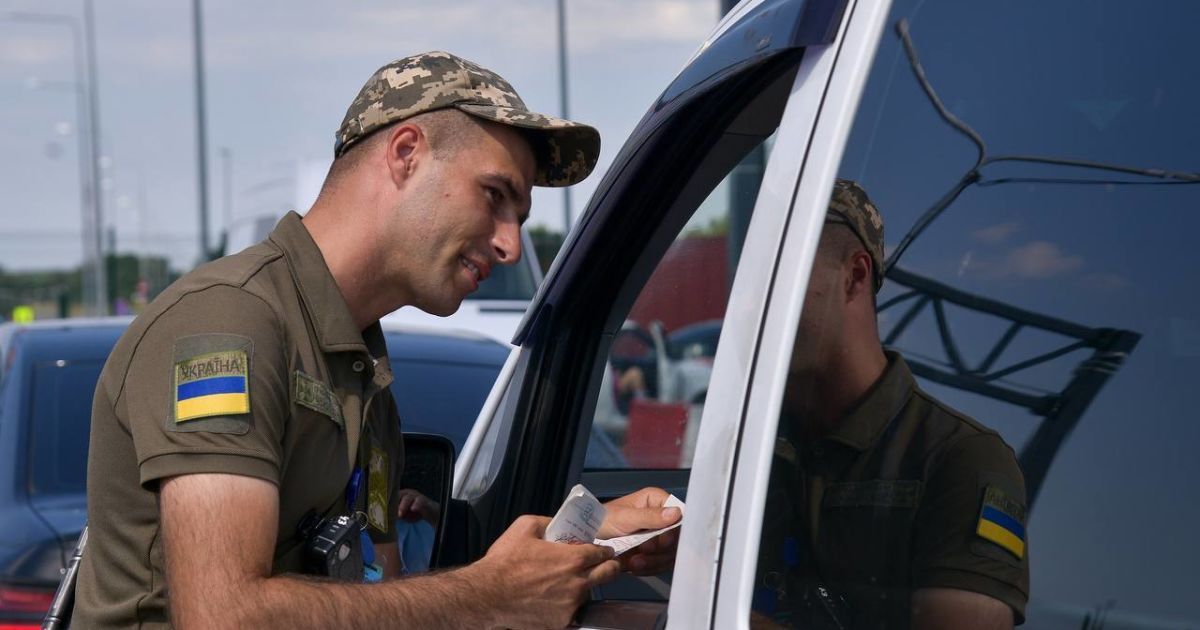 Заплатил 3 тыс. долларов, но никуда не уехал: на Закарпатье "исцелился" уклонист, который хотел бежать за границу