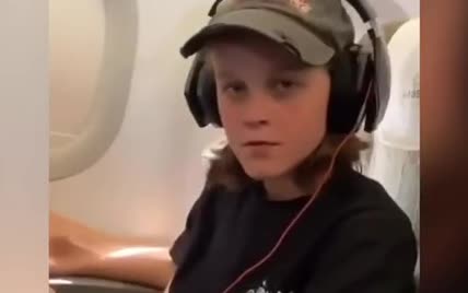 Пассажир самолета испортил аппетит соседке протянутыми на ее кресло ногами