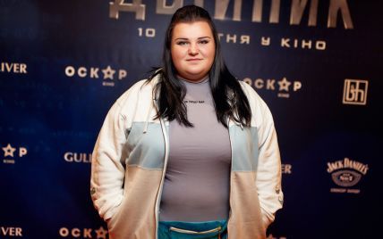 Звезды на премьере "Двойника": alyona alyona в спортивной кофте и с макияжем, Логунова с подросшей дочерью
