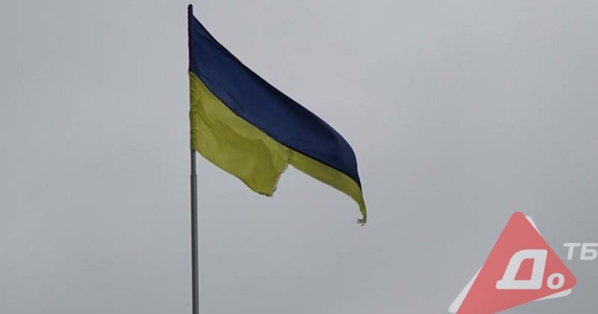 На Донетчине парень вскарабкался на 9-метровый флагшток и порезал флаг Украины