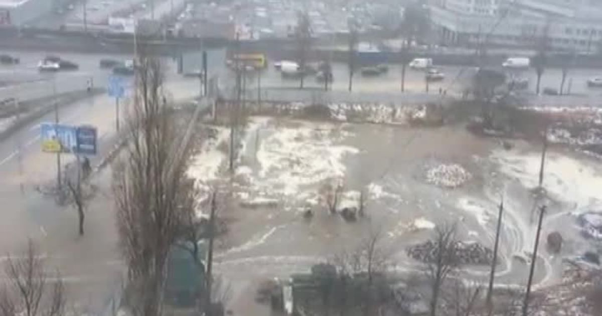Прорив труби паралізував рух