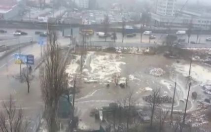 В Киеве из-за прорыва трубы образовалось целое "озеро"