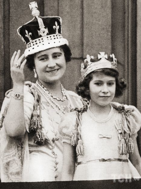 Королева Елизавета II с матерью Елизаветой Боуз-Лайон / © Getty Images