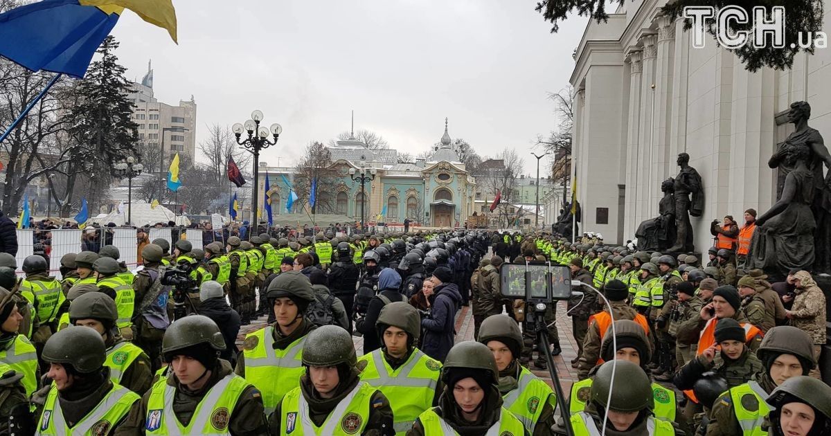 Напружена атмосфера під Верховною Радою. До наметового містечка підтягнулися правоохоронці 