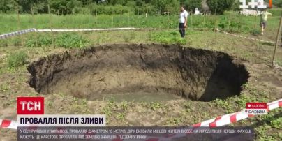 У буковинському селі після руйнівного паводку утворилось величезне провалля