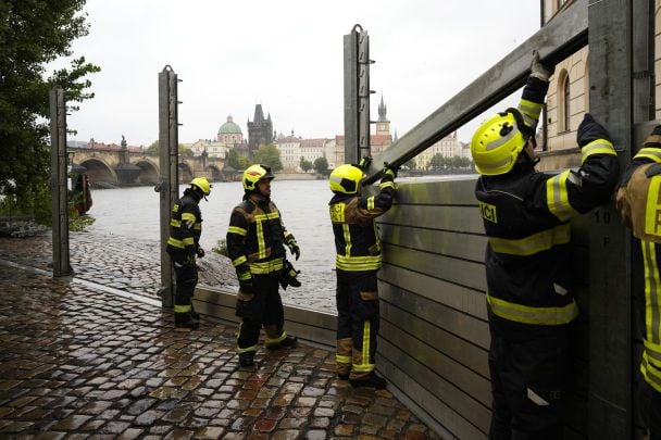 A Praga vengono installate barriere antiallagamento / © Associated Press