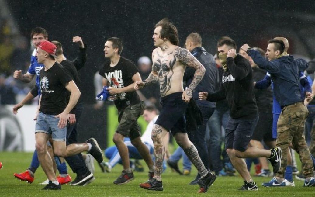 Вболівальники вибігли на поле після фінального свистка / © Reuters