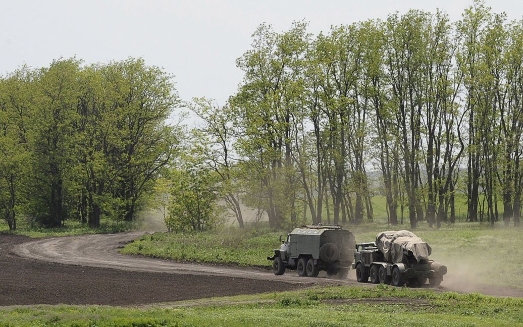 Колонна из десятков российских военных машин поехала в сторону границы с Украиной. / © Reuters