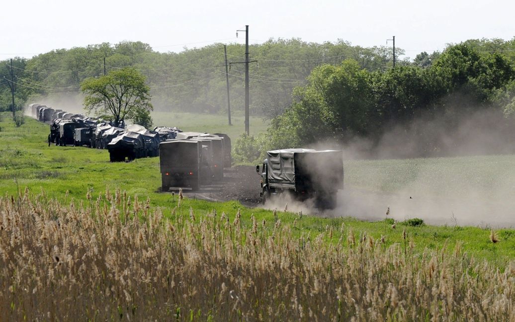 Колонна из десятков российских военных машин поехала в сторону границы с Украиной. / © Reuters