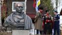 Казаки установили в Петербурге бюст Путина.