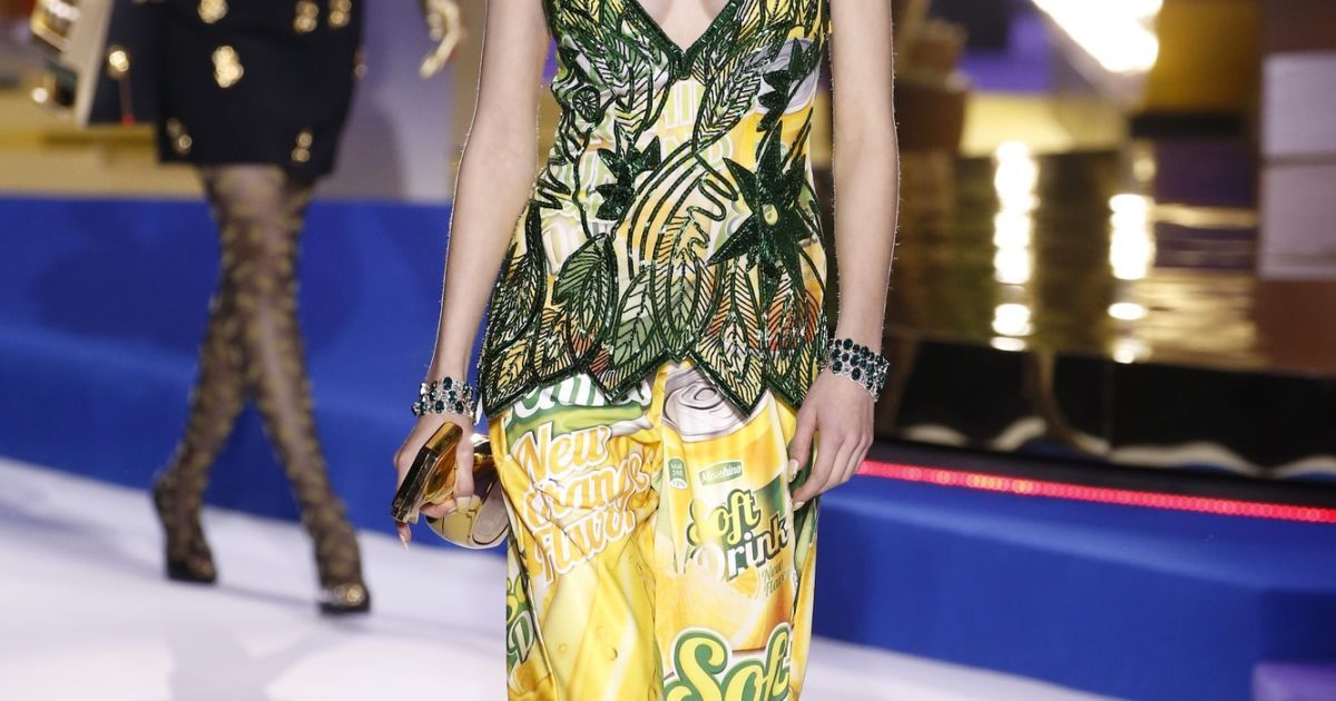 Карты, деньги и поп-арт в коллекция Moschino сезона осень-зима