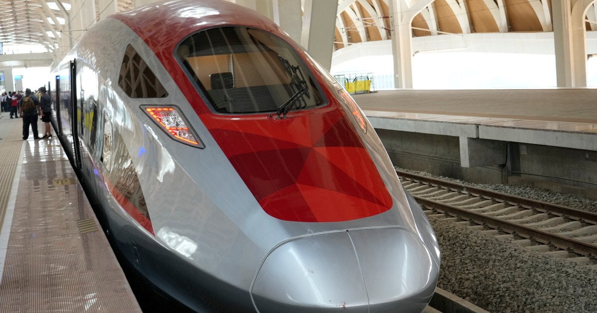 У Китаї потяг збив 11 людей