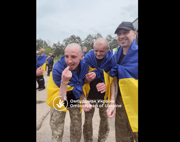 "Три роки ми не їли шоколаду": перші кадри зі звільненими захисниками