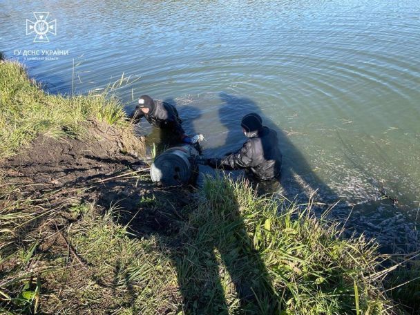 Бойову частину російської ракети дістали з водойми на Київщині / © Управління ДСНС Києва