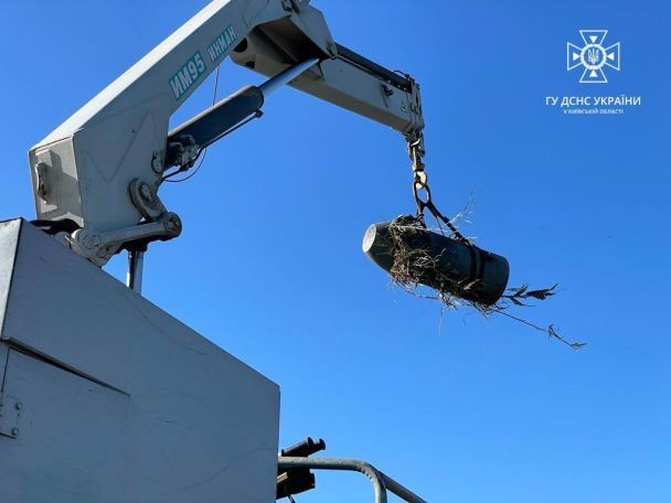 На Київщині з водойми дістали бойову частину російської ракети / © Управління ДСНС Києва