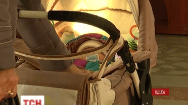 Одесским чиновникам пришлось нянчить подброшенного младенца