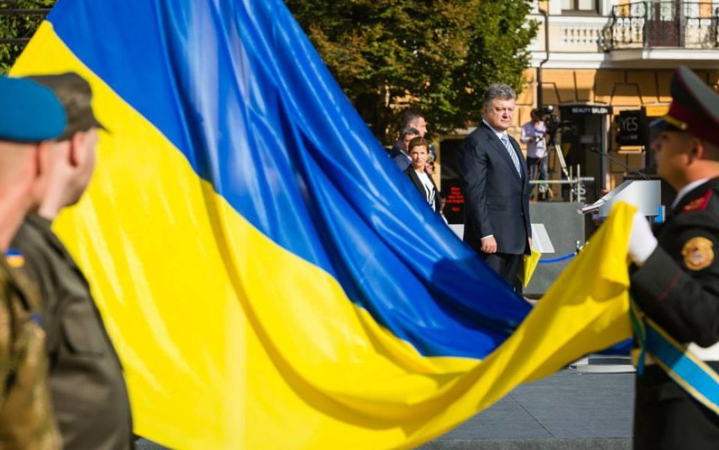 На Софиевской площади взвился государственный флаг / © Facebook / Петр Порошенко