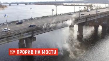 Сотни домов остались без горячей воды из-за прорыва теплотрассы на мосту Патона