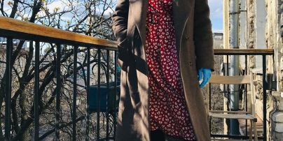 В платье с принтом, респираторе и резиновых перчатках: Соломия Витвицкая продемонстрировала новый образ