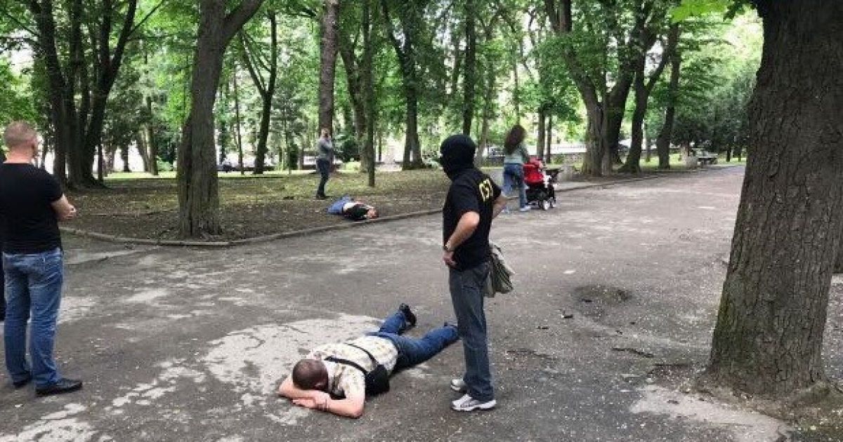 У Рівному на хабарі затримали двох поліцейських