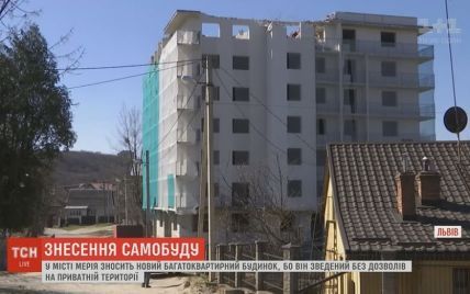 Во Львове сносят незаконную 7-этажку, которую построили вместо частного дома
