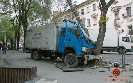 У центрі Дніпра у вантажівки відмовили гальма (фото)