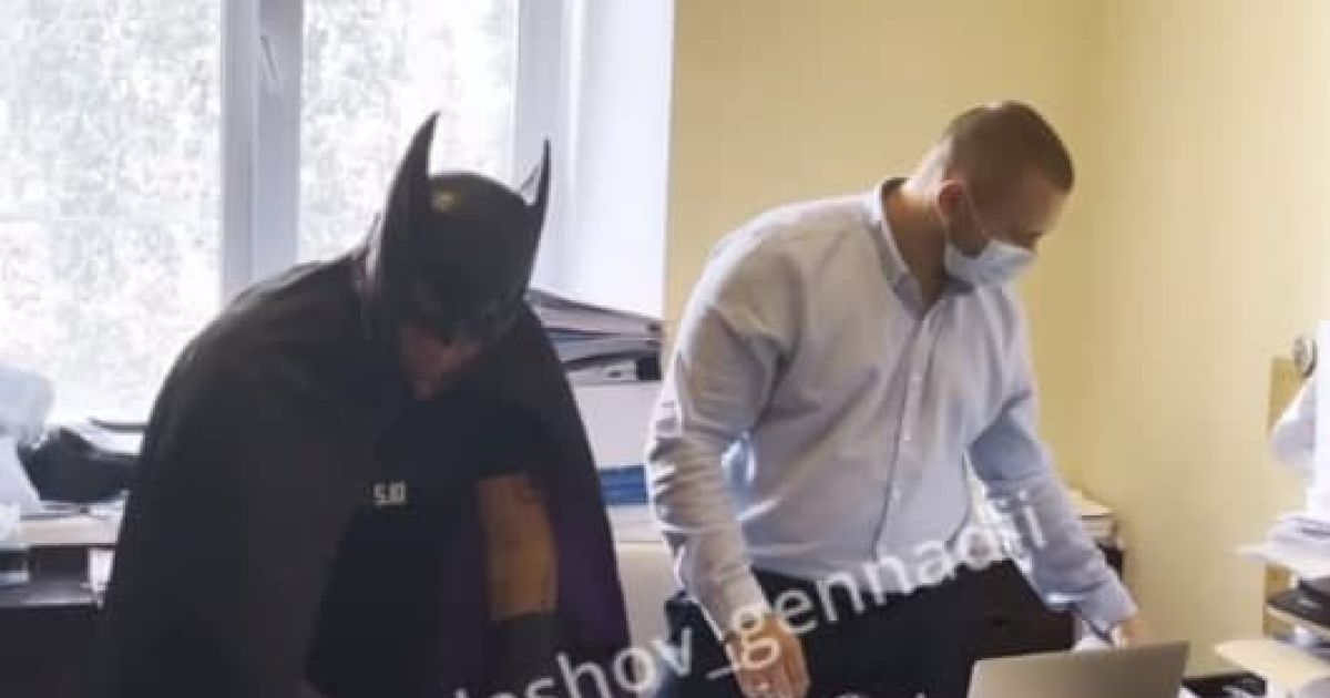 "Нам загрожують черв'яки з 90-х": екснардеп прибув на допит у костюмі Бетмена