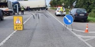 Под Львовом в аварии с грузовиком разбилось три автомобиля: погибла 11-летняя пассажирка