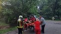 У Києві жінка випала з балкона шостого поверху: що відомо про її стан (фото, відео)