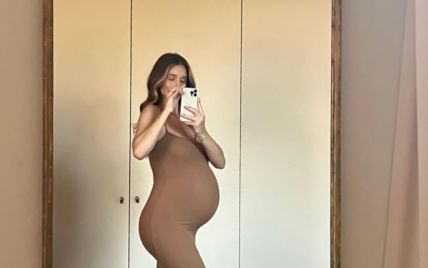 Скоро в роддом: беременная Рози Хантингтон-Уайтли обтягивающим платьем подчеркнула огромный живот