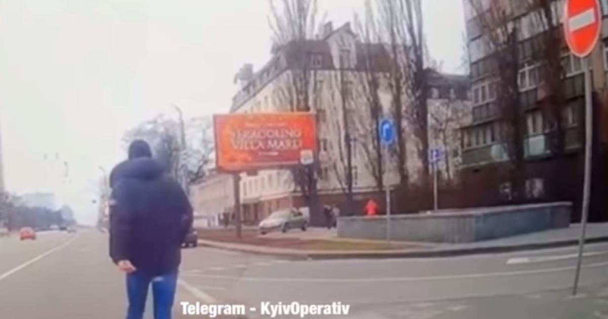 "Бил ногами по голове": в Киеве водитель набросился на другого, потому что тот не уступил дорогу (видео)