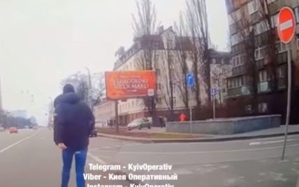 "Бив ногами по голові": у Києві водій накинувся на іншого, бо той не поступився дорогою (відео)