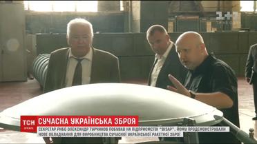 Турчинову продемонстрували нове обладнання для виробництва сучасної ракетної зброї