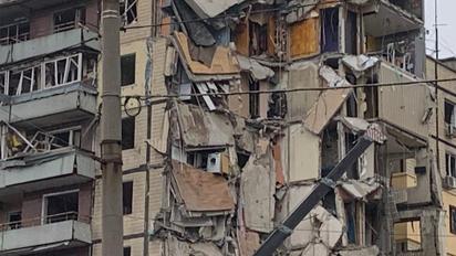 Трагедия в Днепре спасатели, волонтеры и жители продолжают разбирать завалы.