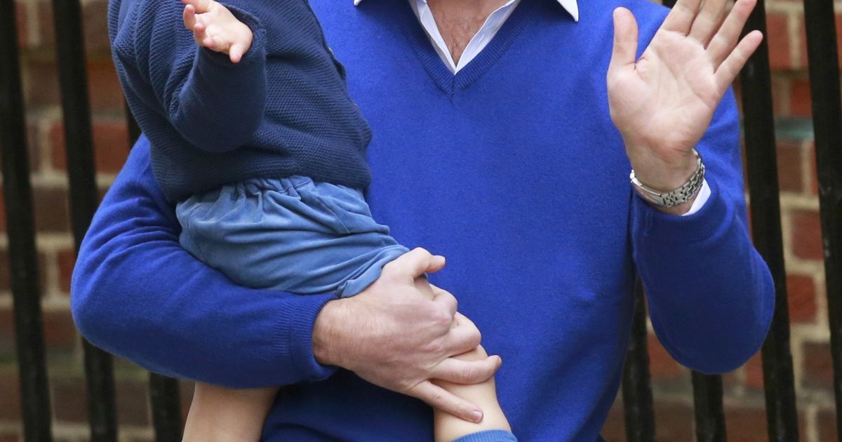 Принц Уильям с сыном принцем Георгом в день выписки из госпиталя герцогини Кэтрин