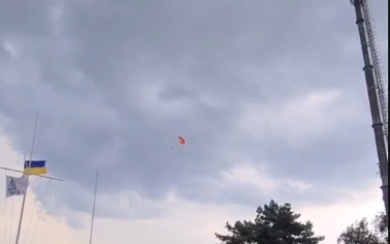 В Киеве на Оболони перевернулся катер, к которому был закреплен парашютист: видео