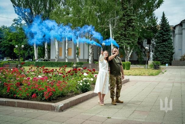 Пара одружилася за кількадесят кілометрів від лінії фронту / © 