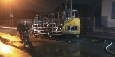 Под Киевом взорвалась и сгорела дотла маршрутка (видео)