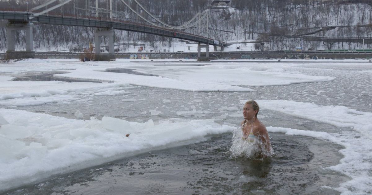 Кияни відзначили Водохреще у крижаній воді / © УНІАН